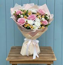 Букет цветов из:  Гвоздики, Орхидеи и Розы в Новом Маяке