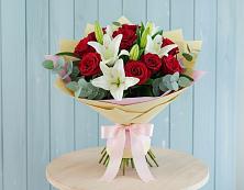 Букет цветов из:  Лилии и Розы в Новом Маяке