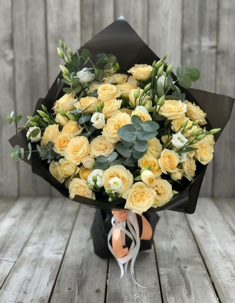 Букет цветов из: Розы и Лизиантусы в Новом Маяке