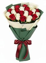 Букет Микс из красных и белых роз в Новом Маяке