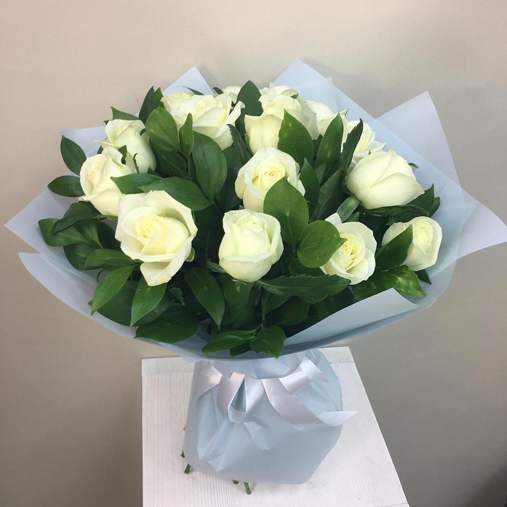 Букет 15 Белых роз Проуд в Новом Маяке