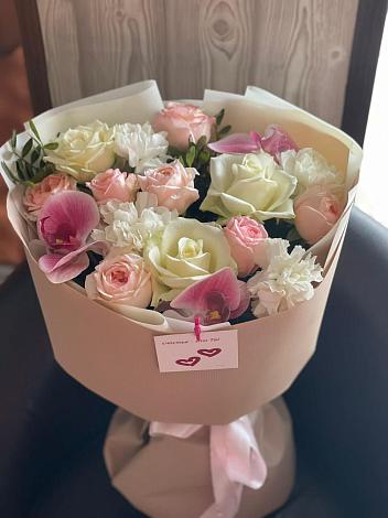 Букет цветов из: Орхидеи, Розы и Гвоздики в Новом Маяке