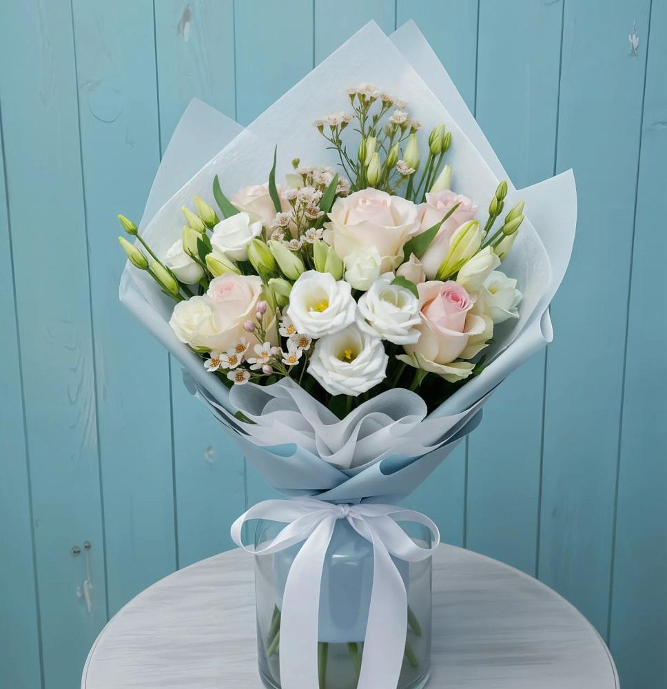 Букет цветов из: Розы и Лизиантусы в Новом Маяке