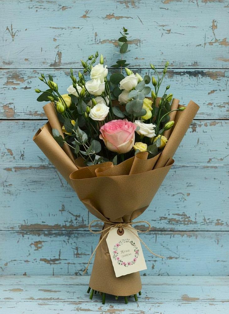 Букет цветов из: Розы и Лизиантусы в Новом Маяке