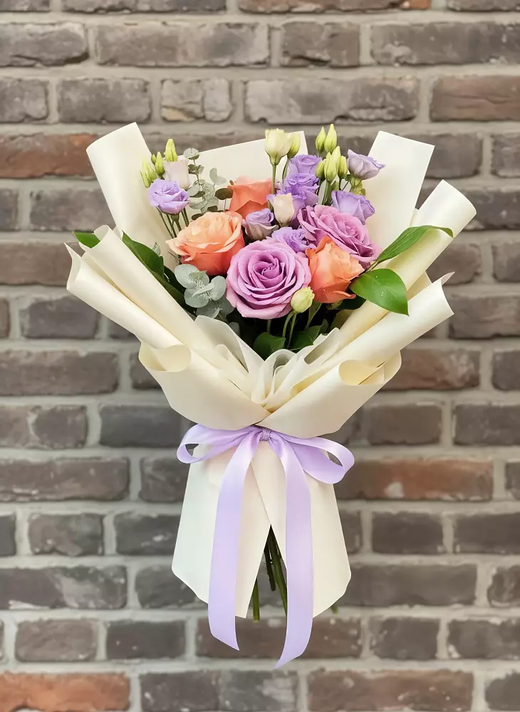 Букет цветов из: Лизиантусы и Розы в Новом Маяке