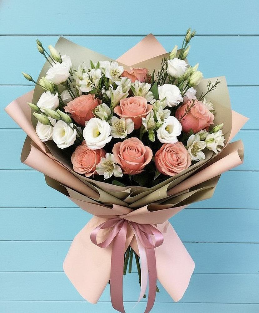 Букет цветов из: Розы, Альстромерии и Лизиантусы в Новом Маяке