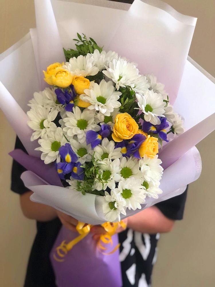 Букет цветов из: Ирисы, Хризантемы и Розы в Новом Маяке