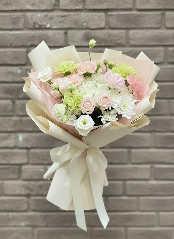 Букет цветов из: Гвоздики, Розы, Лизиантусы и Хризантемы в Новом Маяке