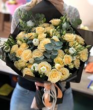 Букет цветов из:  Розы и Лизиантусы в Новом Маяке