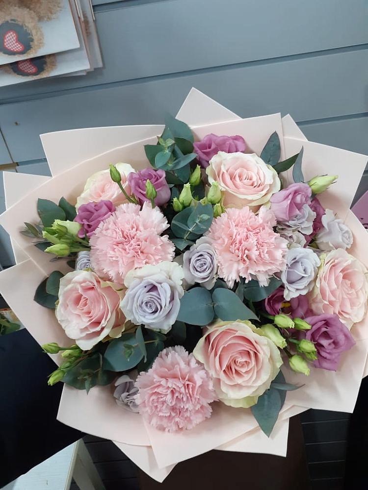 Букет цветов из: Розы, Гвоздики и Лизиантусы в Новом Маяке