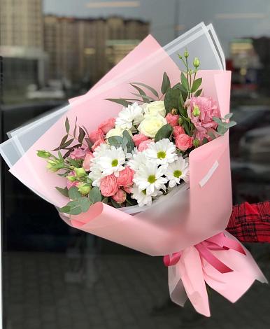 Букет цветов из: Розы, Лизиантусы и Хризантемы в Новом Маяке