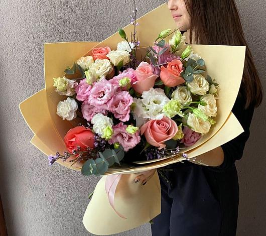 Букет цветов из: Розы, Лизиантусы и Гвоздики в Новом Маяке
